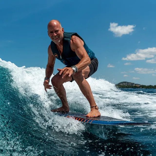 Photo by jobewatersports published at 4 August 2024. Having some fun on the waves! 🏄