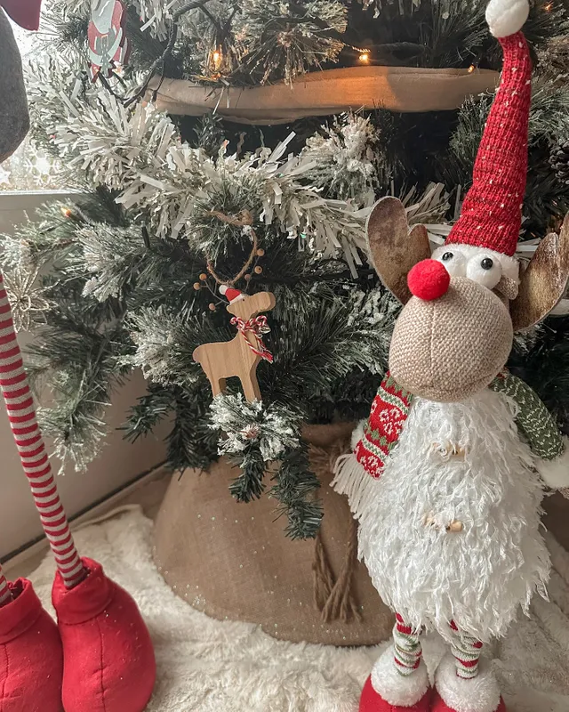Sapin de Noël avec des cintres  Noël minimaliste, Sapin de noel original,  Deco vitrine noel