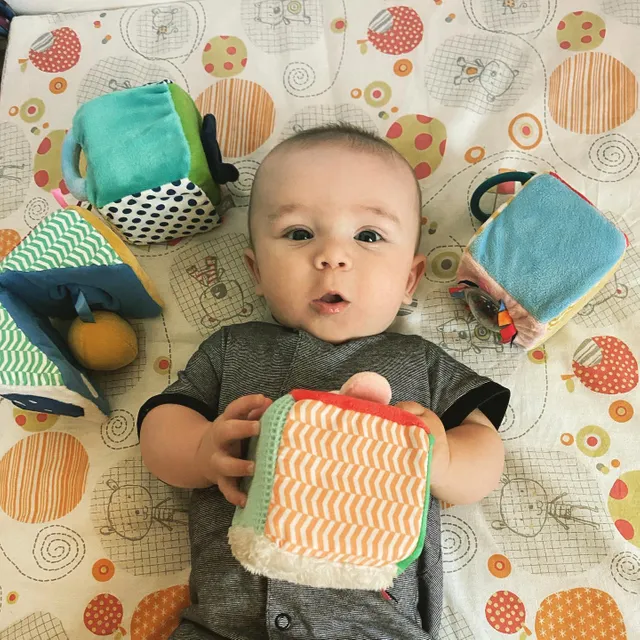 4 Cubes D Eveil En Tissu Sensibul Creation Oxybul Pour Enfant De 6 Mois A 2 Ans Oxybul Eveil Et Jeux